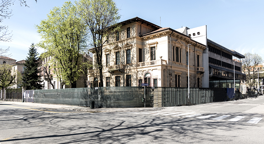 Foto dell'esterno della villa storica, sede della Fondazione Agnelli. Slide 1 di 11 © Daniele Ratti