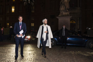 Foto di John Elkann e Christine Lagarde fuori dal Teatro Carignano.