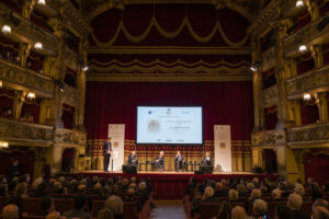 Foto di palco e platea durante la lectio.