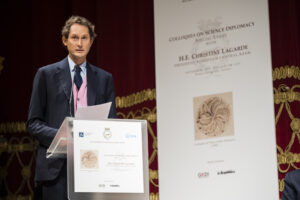 Foto di John Elkann che parla alla platea.