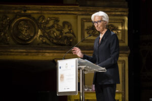 Foto di Christine Lagarde che parla alla platea.