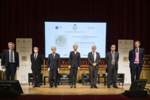 Foto di gruppo sul palco della lectio.