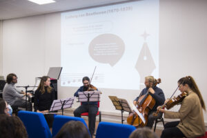 Foto di musicisti che suonano (pianista, flauto traverso, violino, violoncello e viola).