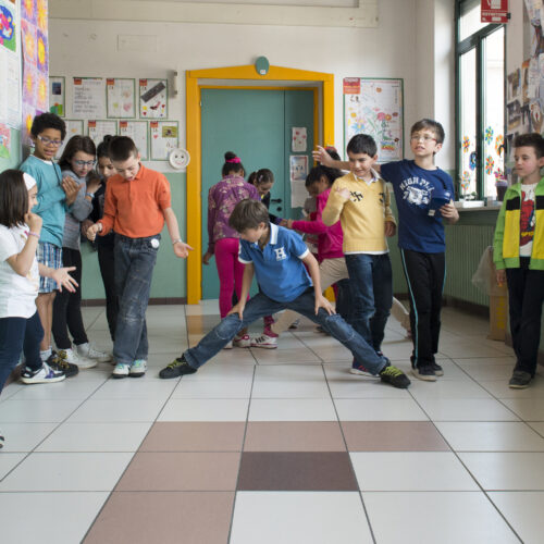 Foto di bambini che giocano in un corridoio scolastico.