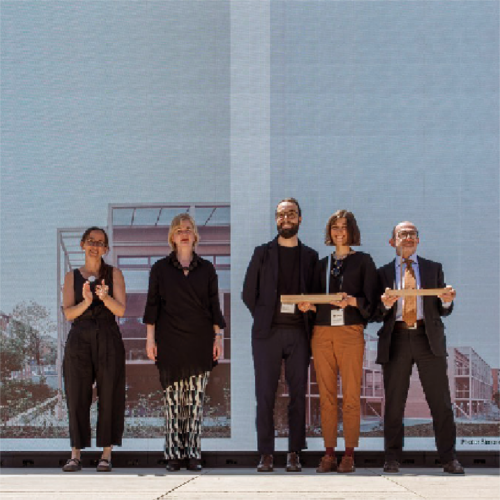 Foto della premiazione con i due architetti e Marco Gioannini di Fondazione Agnelli.