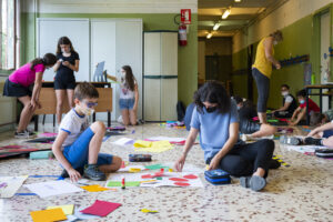 Foto di attività artistiche con i bambini di una classe