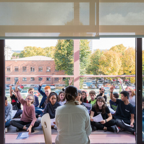 Foto di ragazzini che fanno lezione su una terrazza della scuola Fermi.