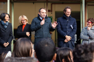 Foto del sindaco di Torino che parla al pubblico, con la dirigente scolastica della scuola Salvemini, la direttrice della Pinacoteca Agnelli, il presidente di Fondazione Agnelli e un'assessora del Comune di Torino.