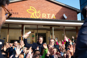 Il presidente della Fondazione Agnelli, John Elkann e il sindaco di Torino, Stefano Russo, in mezzo agli studenti della scuola Salvemini.