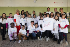 Foto di gruppo di bambini della scuola elementare Salvemini con John Elkann, Stefano Lo Russo e Andrea Gavosto.