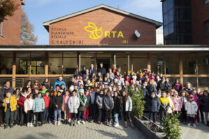 Foto di gruppo dei bambini della elementare Salvemini, davanti alla scuola.