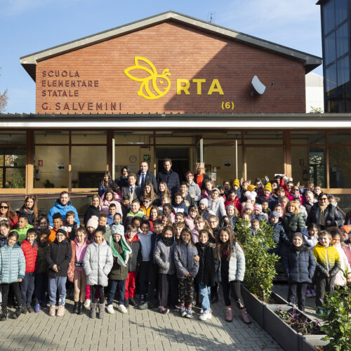 Foto di gruppo dei bambini della elementare Salvemini, davanti alla scuola.
