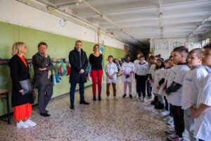 Foto dell'inaugurazione del progetto Facciamo pArte, con i bambini della scuola, sindaco di Torino, Andrea Gavosto di Fondazione Agnelli e Sarah Cosulich di Pinacoteca Agnelli.