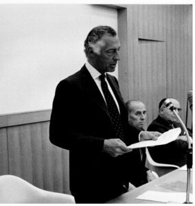Foto d'epoca dell'Avvocato Agnelli mentre tiene un discorso.