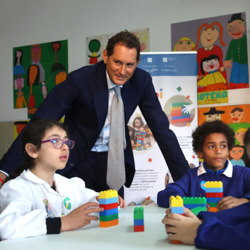 Foto di John Elkann con alcuni bambini della scuola.