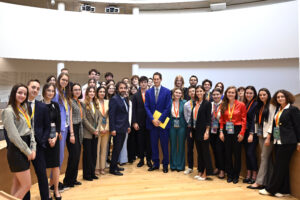 Foto di gruppo di John Elkann con gli studenti della Bocconi.