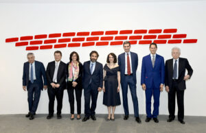 Foto di gruppo di John Elkann con gli ospiti dell'evento.