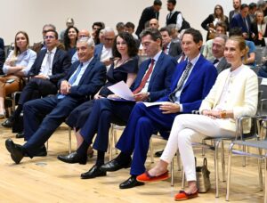 Foto della platea con in primo piano John Elkann e Mara Squicciarini.