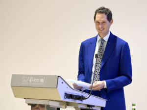 Foto di John Elkann che parla alla platea.