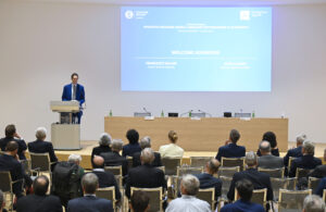 Foto di John Elkann che parla alla platea.