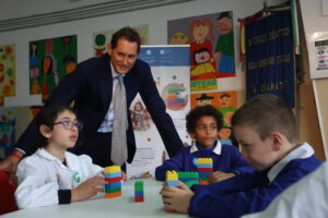 Foto di John Elkann con alcuni bambini della scuola.