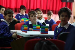 Foto di alcuni bambini della scuola.