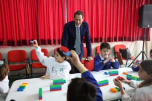 Foto di John Elkann con alcuni bambini della scuola.