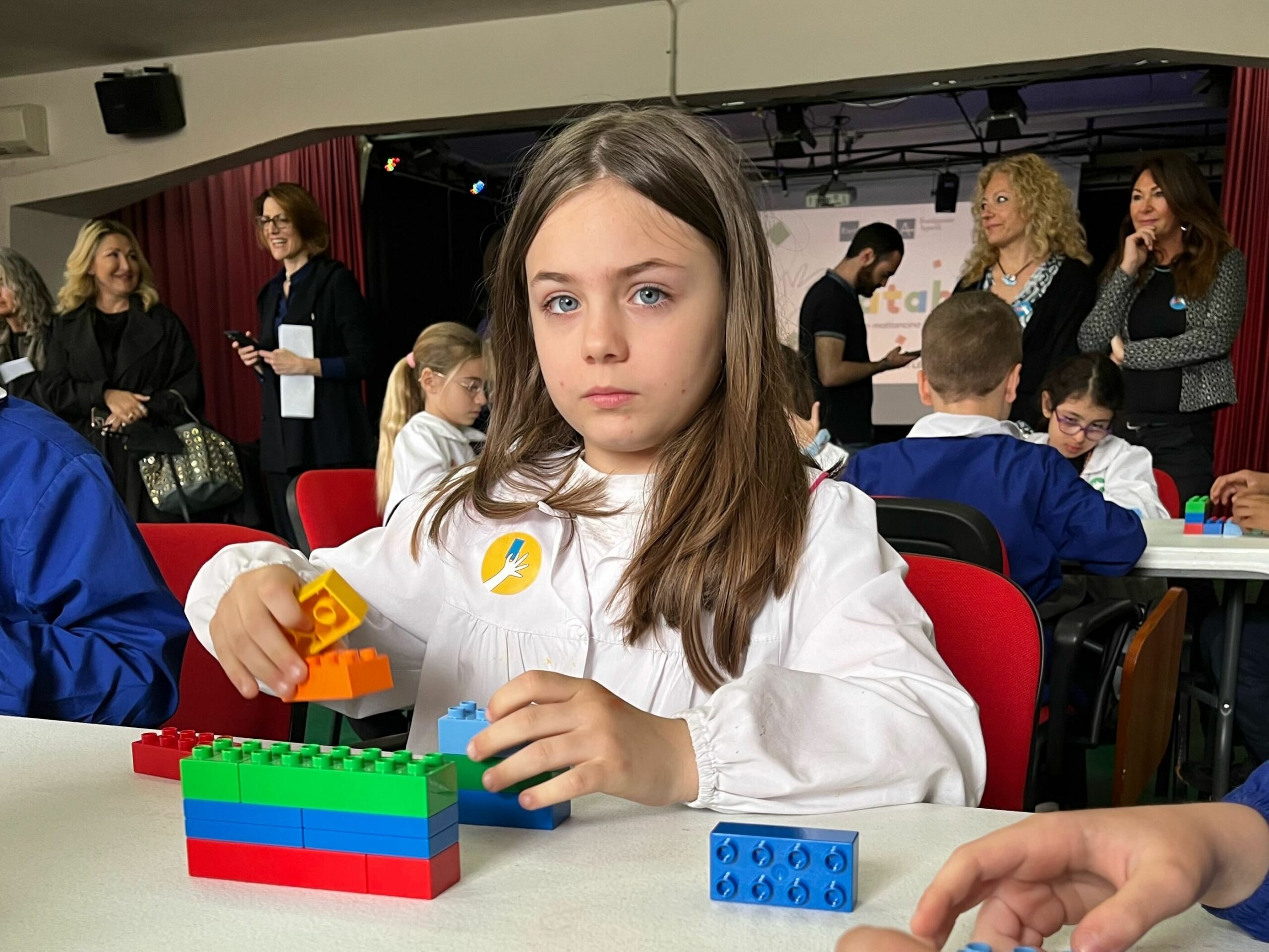 Foto di una bambina della scuola che gioca con i LEGO Duplo.