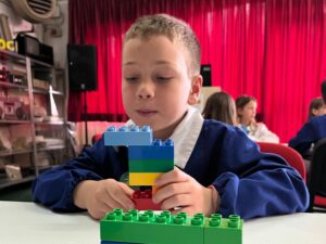 Foto di un bambino della scuola che gioca con i LEGO Duplo.
