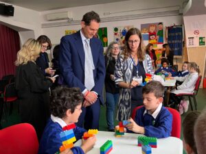 Foto di John Elkann con alcuni bambini della scuola.