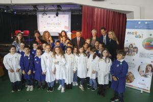 Foto di gruppo di John Elkann con i bambini della scuola.