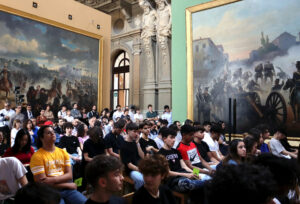 Foto della platea di ragazzi presenti all'evento.