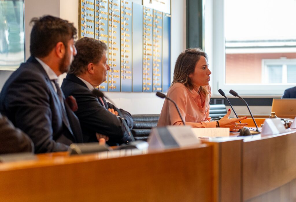 Foto di Regina Baresi che parla alla platea