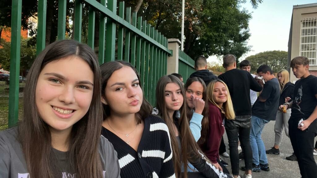 Foto di un gruppo di ragazze liceali fuori da scuola
