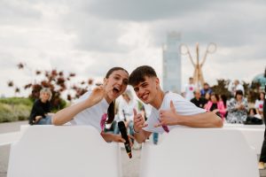 Foto di due giovani conduttori dei talk del festival