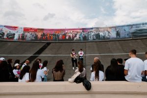 Foto di ragazzi che spiegano al pubblico le opere della Pista 500