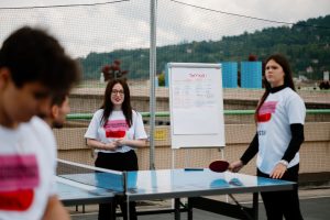 Foto di ragazze che giocano a ping pong sulla Pista 500