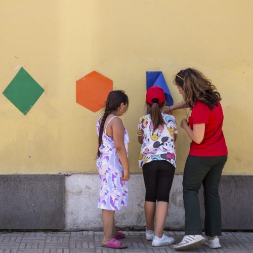 Foto di bambine con educatrice di Save the Children