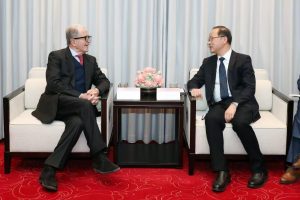 Foto di Romano Prodi con il nuovo presidente della PKU.