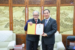 Foto di Romano Prodi con il nuovo presidente della PKU