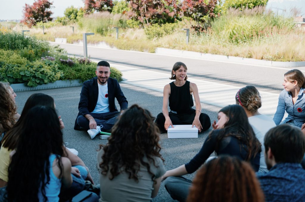 Foto di Marco Adriano e una mediatrice di Pinacoteca che parlano con un gruppo di studenti e studentesse