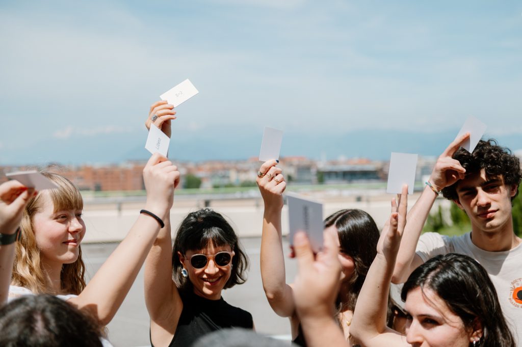 Foto di un gruppo di studenti durante l'evento We are open!