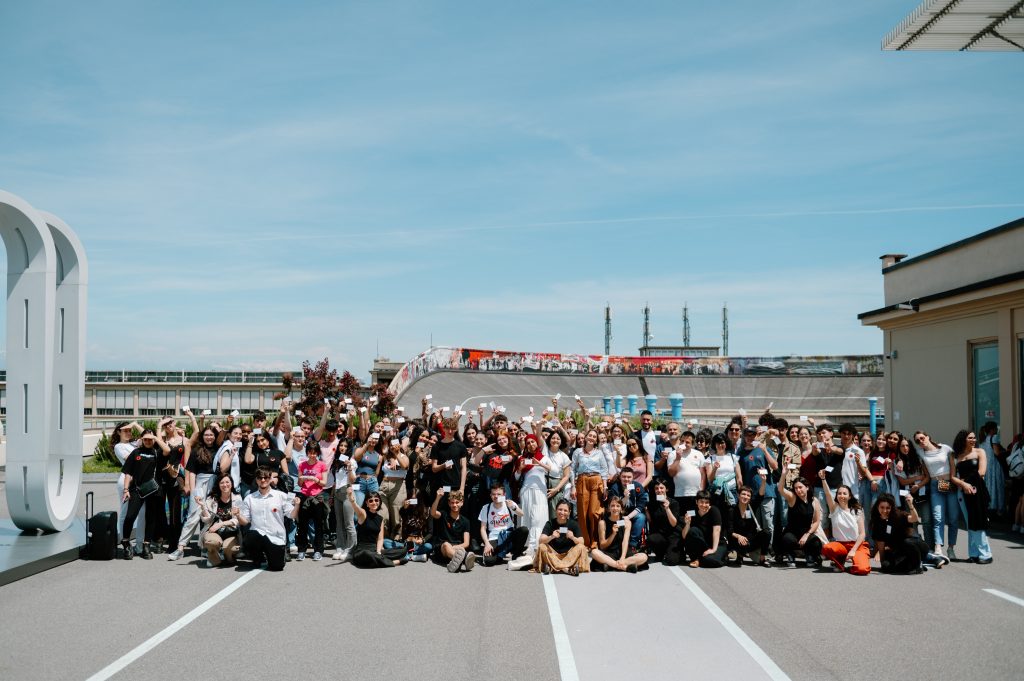 Foto di gruppo di diverse classi scolastiche sulla Pista 500 del Lingotto durante l'evento We are open!